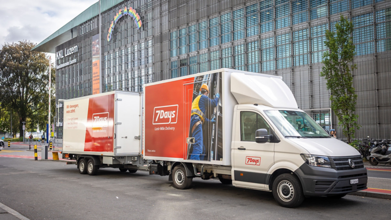 Volkswagen Crafter à chargement traversant de 7Days devant le KKL de Lucerne.