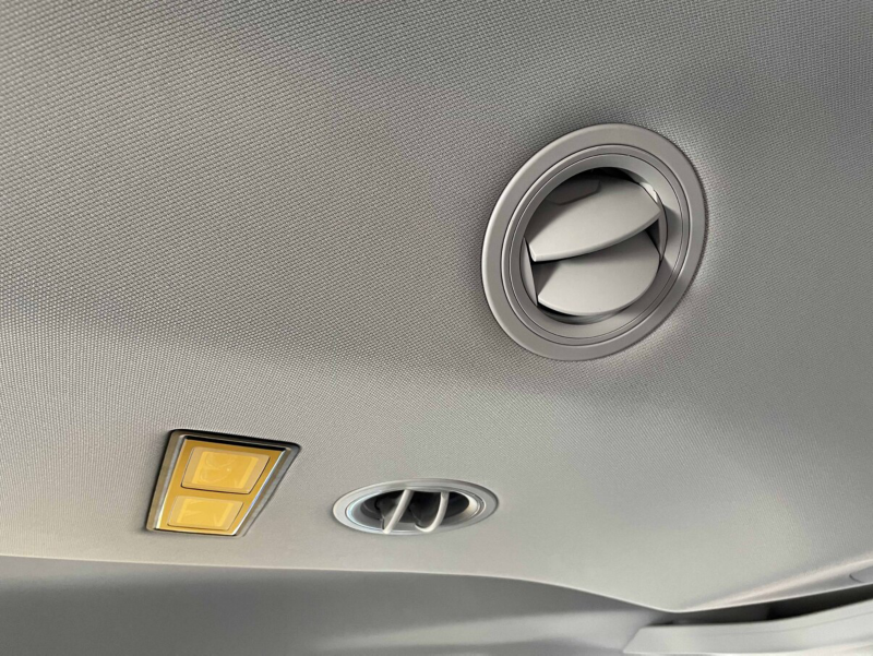 Caddy Maxi車內前座的空間格局