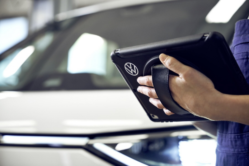 Gros plan sur une tablette d'un technicien dans un atelier