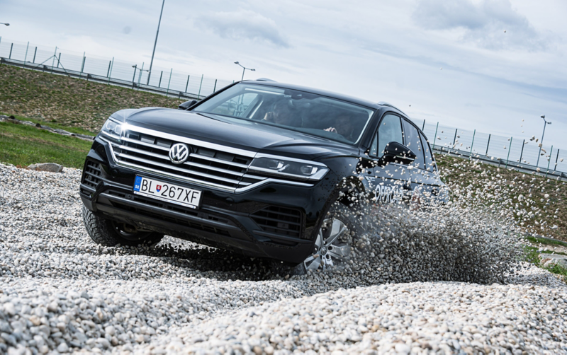Touareg wird im Kies getestet