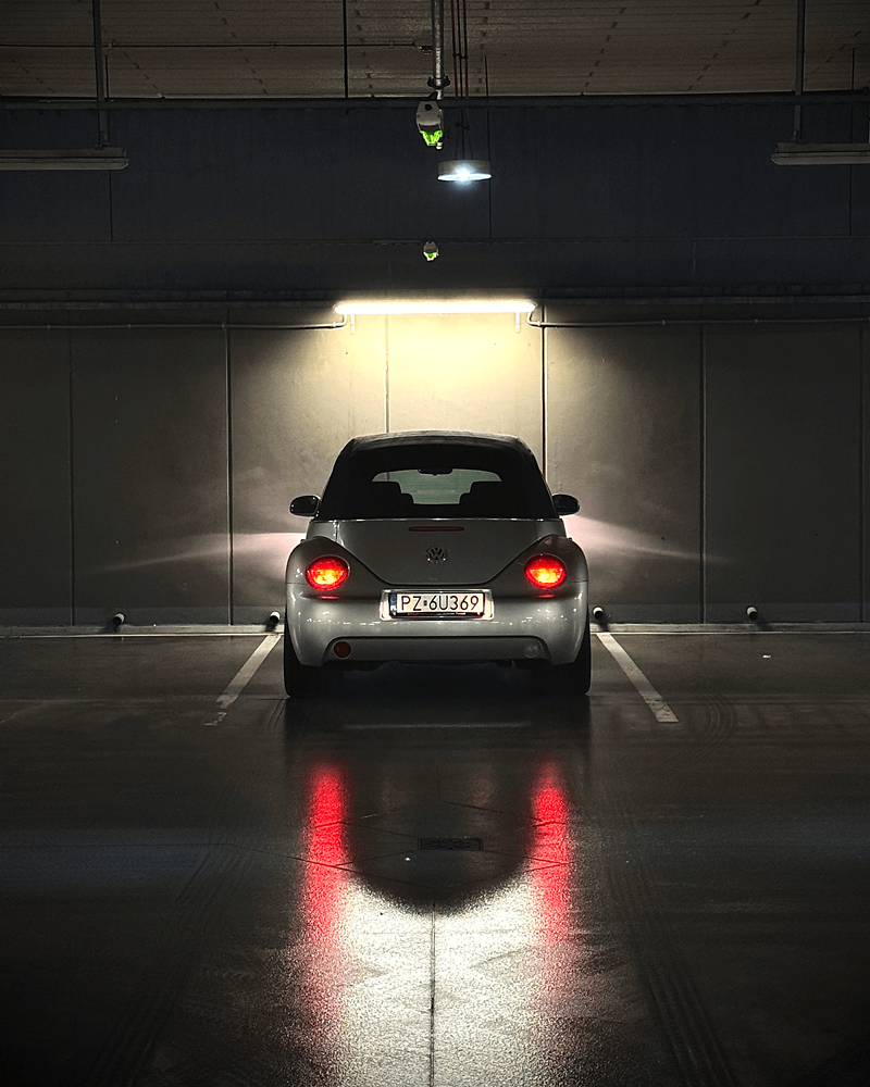 Szary Volkswagen stoi na parkingu.