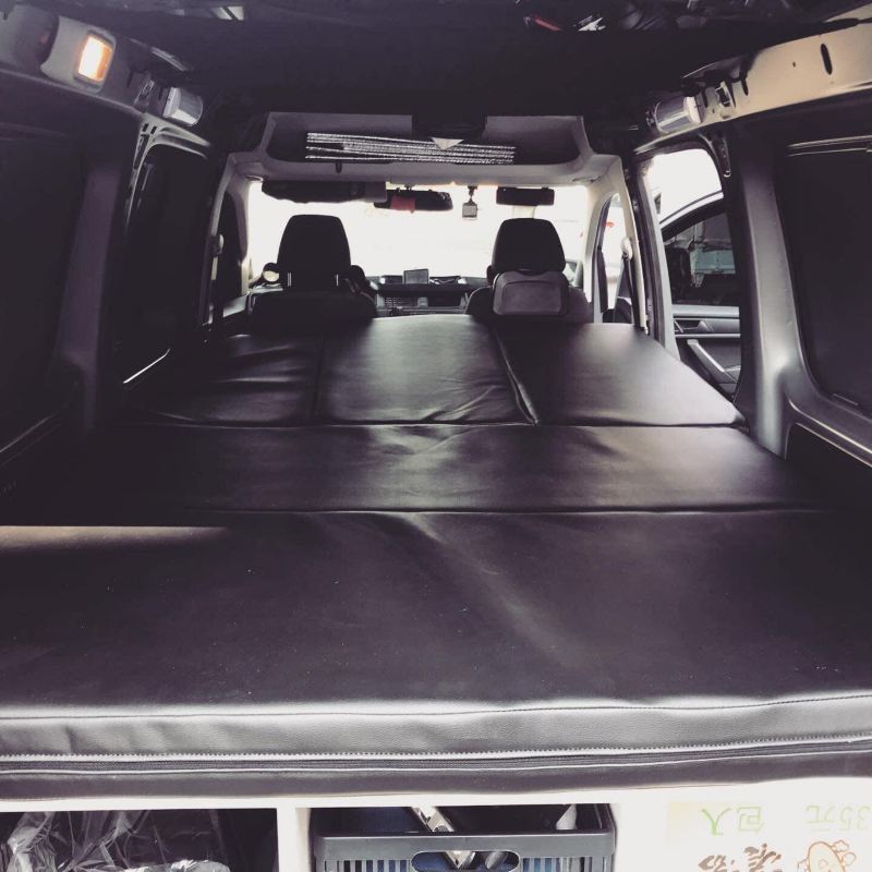 改裝的Caddy Van後廂空間，木板上以5塊黑色皮墊拼成可躺平的平面