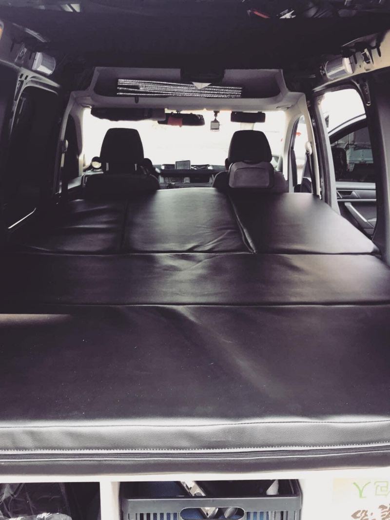 改裝的Caddy Van後廂空間，木板上以5塊黑色皮墊拼成可躺平的平面