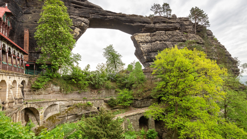 Das moosbedeckte Prebischtor, die größte Sandsteinbrücke Europas, in der malerischen Böhmischen Schweiz.