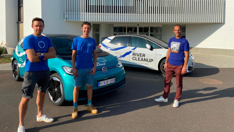 L'équipe de River Cleanup devant leur flotte de voitures Volkswagen ID.3