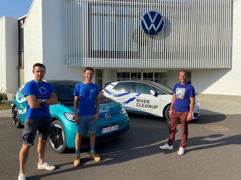 River Cleanup medewerkers staan voor Volkswagen modellen