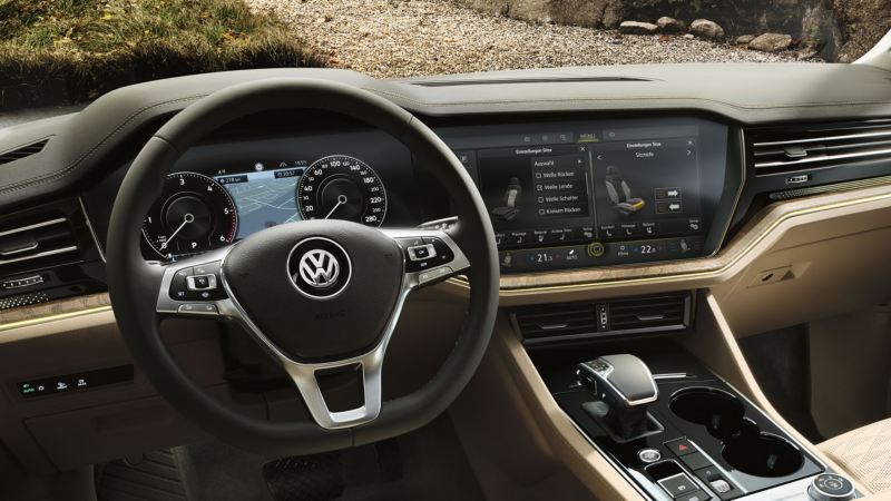 Vista del volante multifunción y del Innovision Cockpit del Volkswagen Touareg