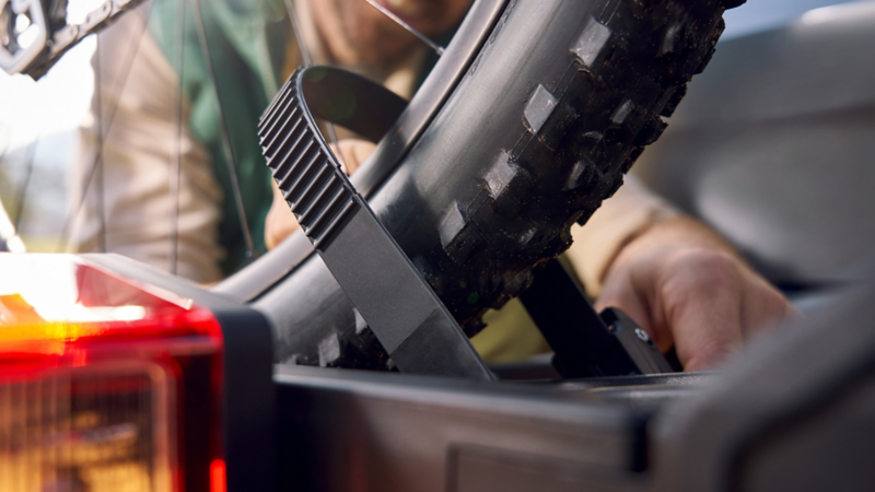 Gros plan sur un pneu de vélo fixé à un porte-bagages.