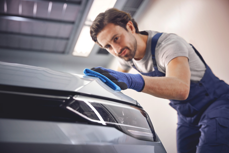 Mężczyzna poleruje auto volkswagena