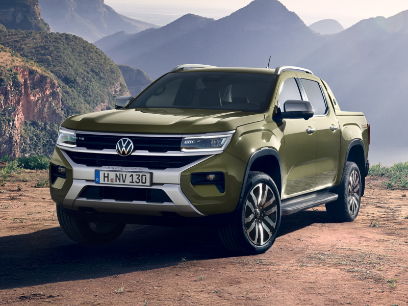 Der VW Amarok Aventura steht auf einer Lichtung.
