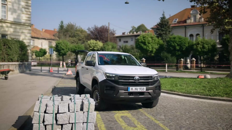 Ein VW Amarok auf einer Baustelle.
