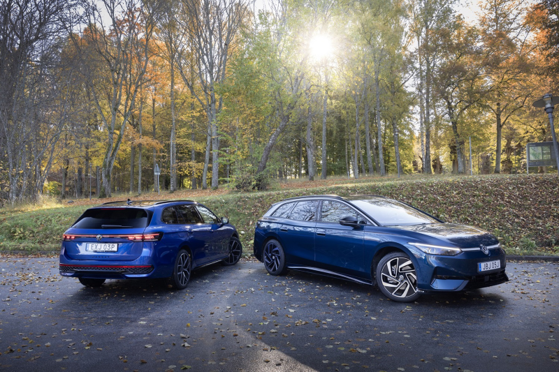 Passat eHybrid och ID.7 Tourer parkerade bredvid varandra inför testet