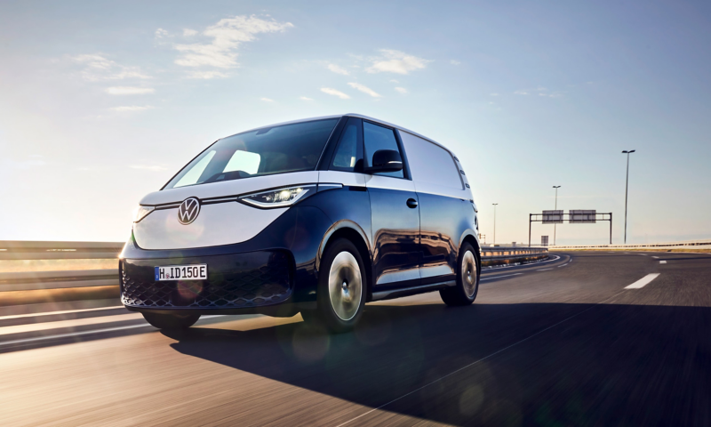 L’ID. Buzz Cargo de VW sur une autoroute.