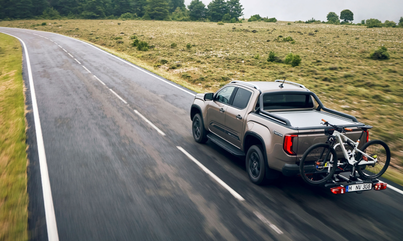 Ein VW Amarok fährt auf einer Landstraße.