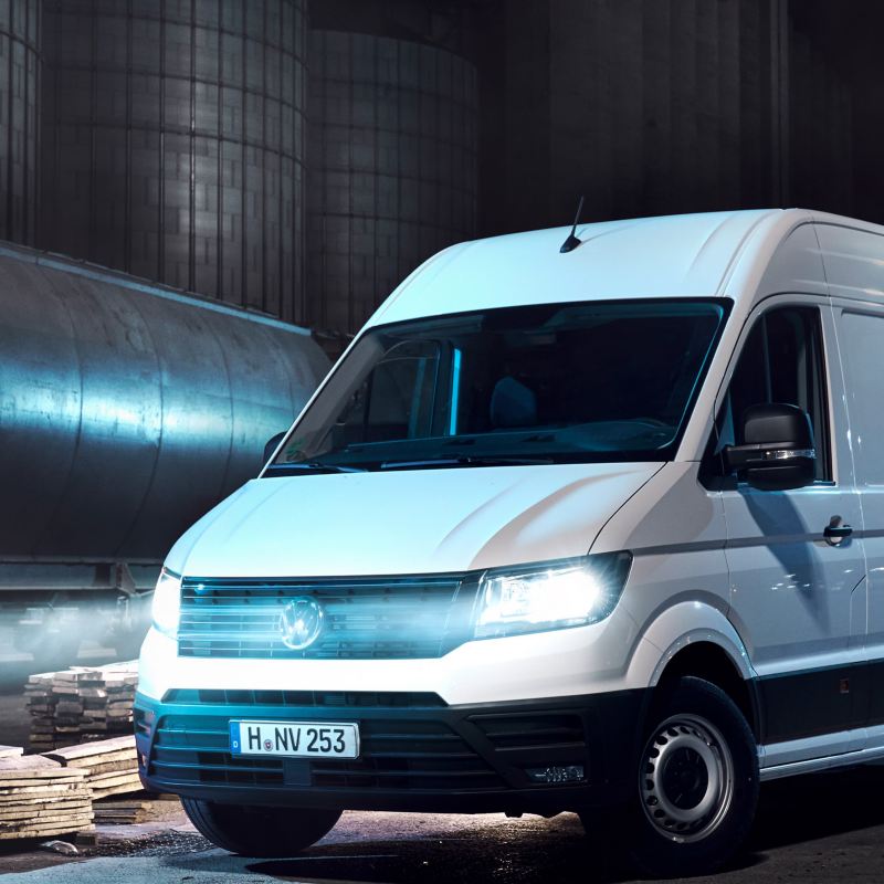 Handwerker neben VW Crafter.