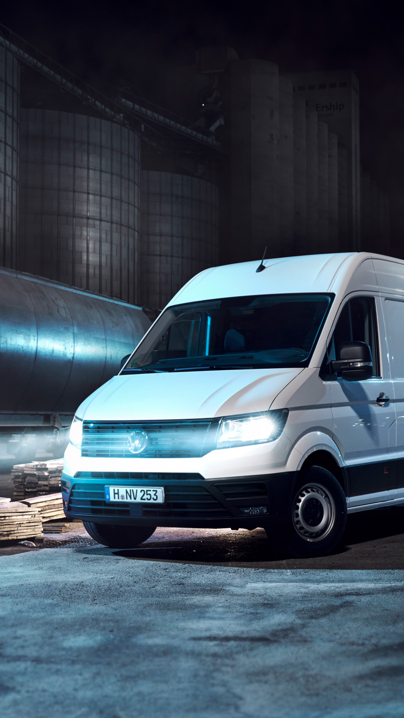 Handwerker neben VW Crafter.