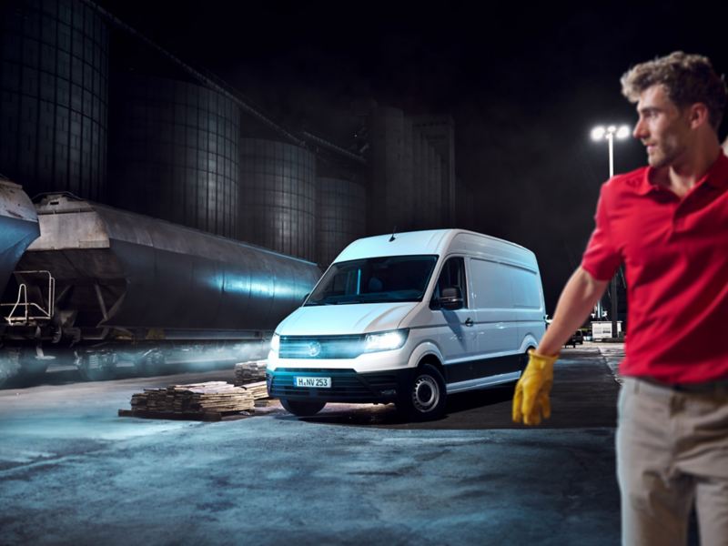 Handwerker neben VW Crafter.