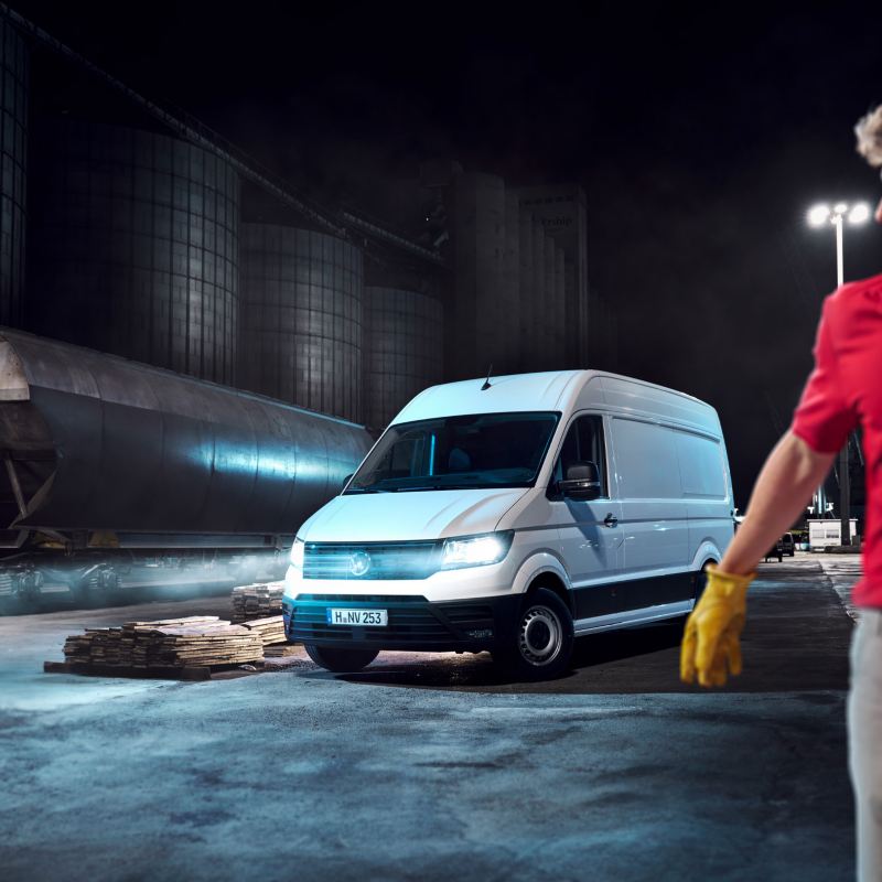 Handwerker neben VW Crafter.