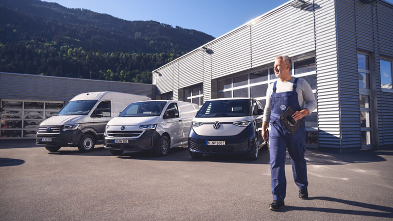 Ein Servicemitarbeiter läuft über den Parkplatz einer Servicecenter Werkstatt.