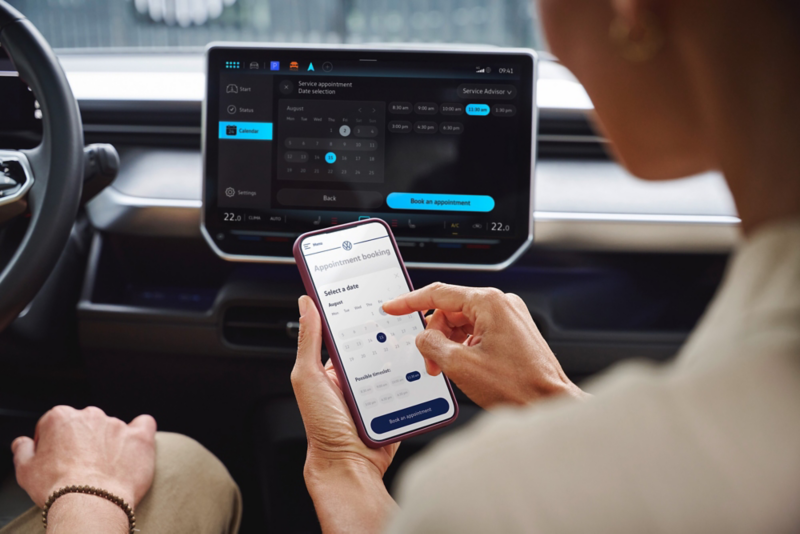 El VW Nuevo California aparcado en la orilla junto a dos personas.