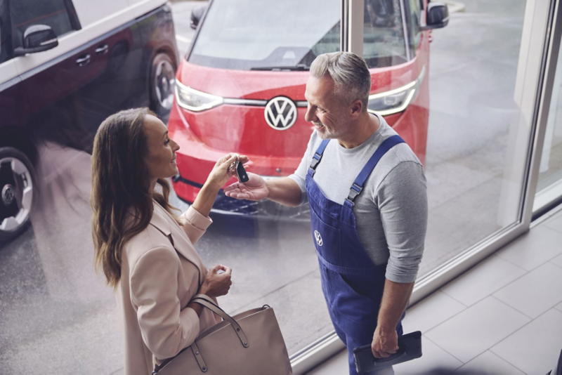 Une cliente tend ses clés à un technicien VU