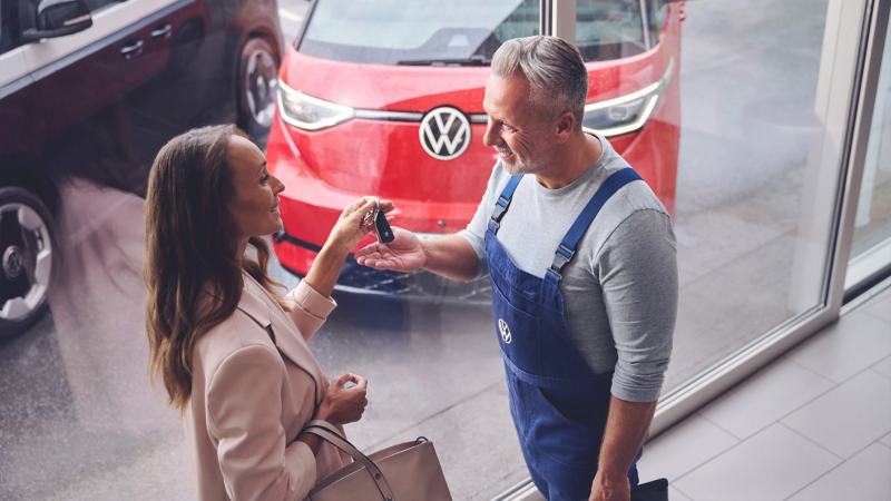 Schlüsselübergabe in der VW Werkstatt.