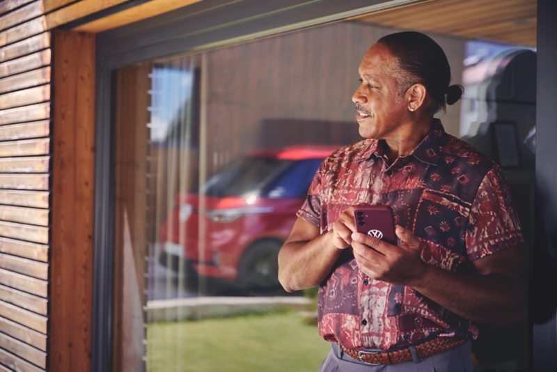 El VW Nuevo California aparcado en la orilla junto a dos personas.