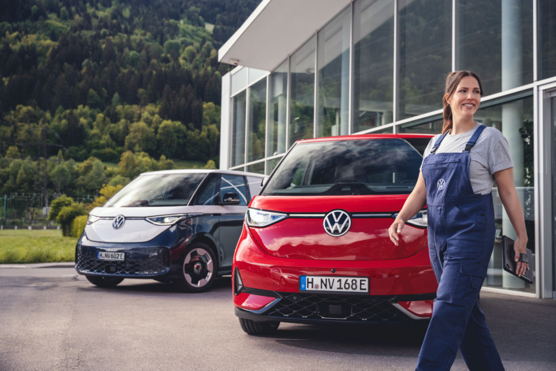 Un employé du service Entretien VW remet un véhicule de remplacement à un client - mobilité de remplacement