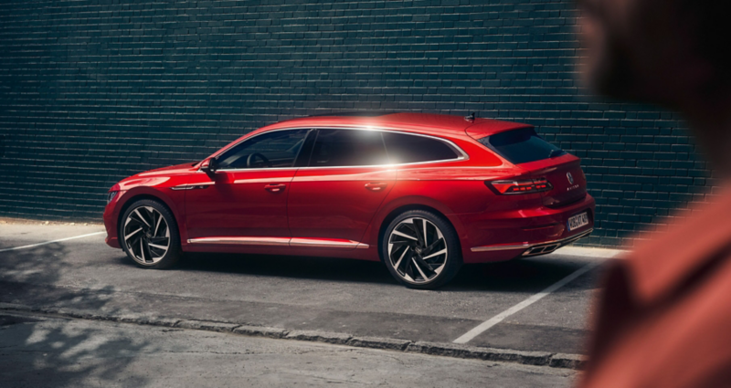 czerwony Arteon Shooting Brake zaparkowany na ulicy