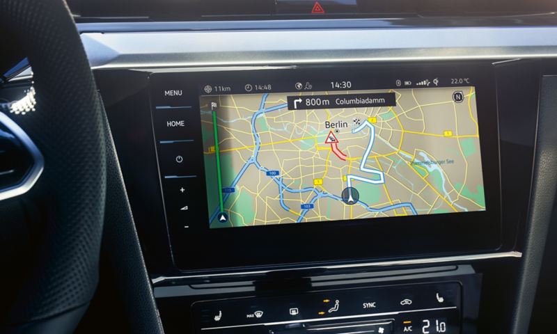 Das optionale Navigationssystem „Discover Pro“ mit großem Touchscreen-Farbdisplay im VW Arteon zeigt die Navigationskarte.