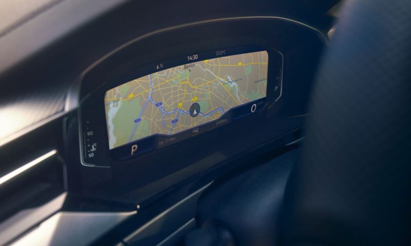 Nærbillede: farveskærmen bag rattet i en VW Arteon Shooting Brake, Digital Cockpit Pro med konfigurerbare visninger.