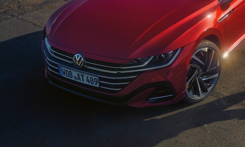 Maska silnika czerwonego Arteona Shooting Brake R-Line z chromowanymi listwami.