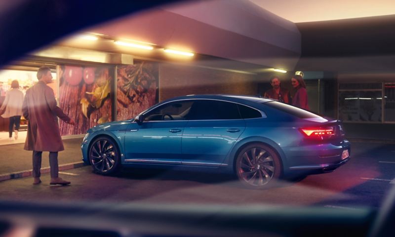 Nouvelle Arteon garée sur un parking