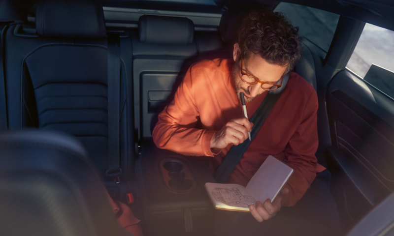 Un homme dessine à l'arrière de l'Arteon Shooting Brake