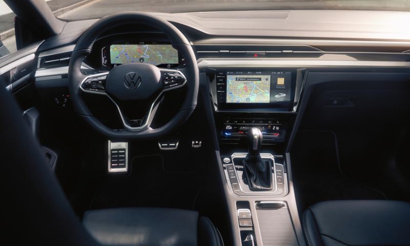 Intérieur d'une Arteon avec vue sur l'ensemble du Digital Cockpit et du système d'infodivertissement.