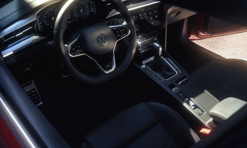 Innenraum VW Arteon Shooting Brake: Blick auf Cockpit, Armaturenbrett und Mittelkonsole.