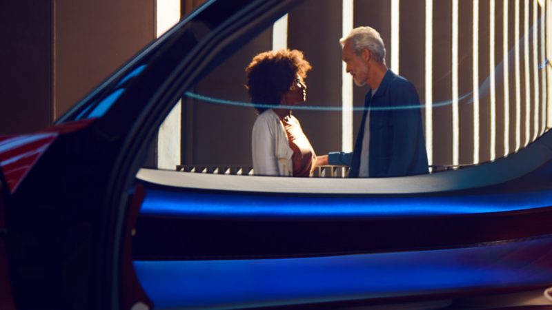 Photo d'une femme et d'un homme ayant une conversation par la fenêtre d'une voiture