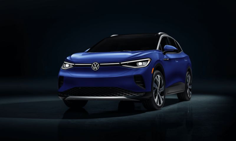 Volkswagen ID.4 bleu foncé métallique - Vue de face, lien vers « Comment fonctionnent les véhicules électriques ».