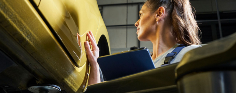 VW Atlas y Atlas Cross Sport estacionados sobre pavimento pintado con motivos geométricos.
