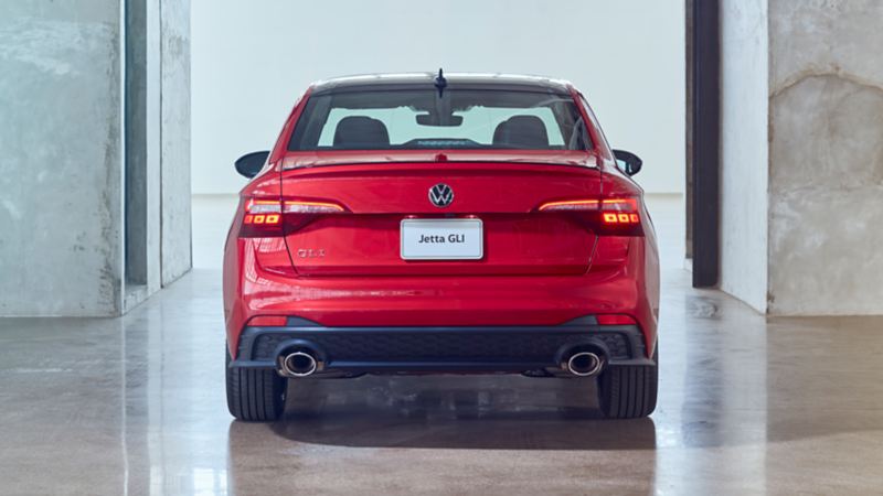 Vue arrière d’une Jetta GLI 2022 de VW rouge