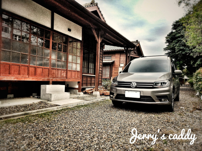 漠地棕Caddy Maxi停在日式老房子前