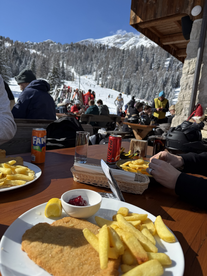 Schnitzel och pommes en solig dag i alpmiljö