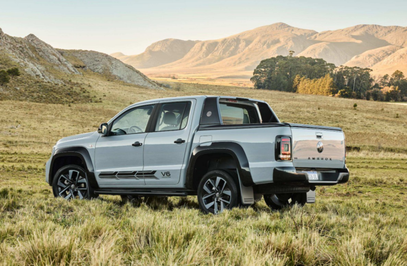 Amarok v6 blanca en el campo