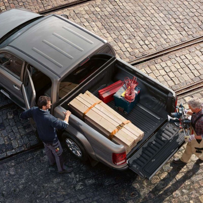 Camioneta Pick Up Volkswagen con material de construcción en batea