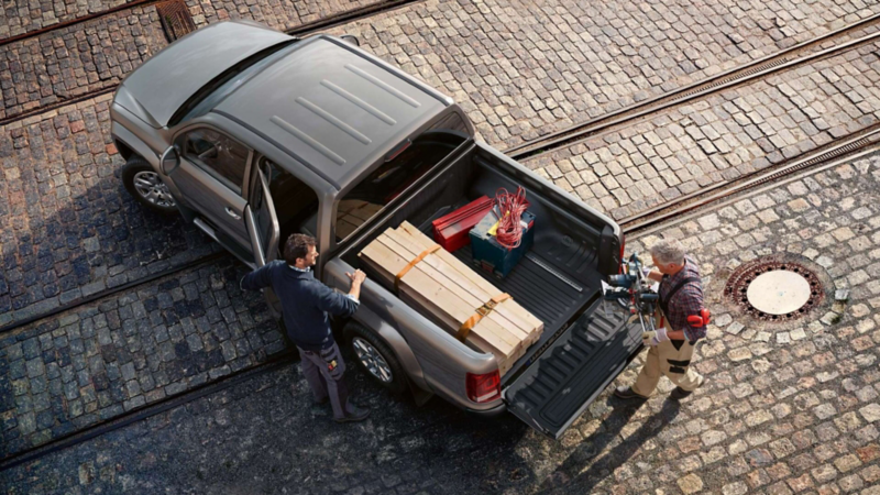 Camioneta Pick Up Volkswagen con material de construcción en batea