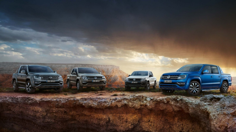 Camionetas pick up de Volkswagen estacionadas sobre terracería
