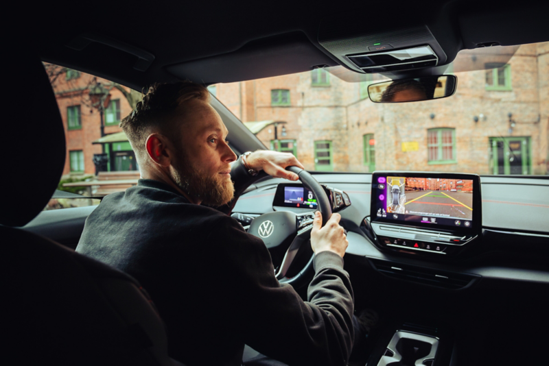 Anton Thölén i förarsätet på Volkswagen ID.4.