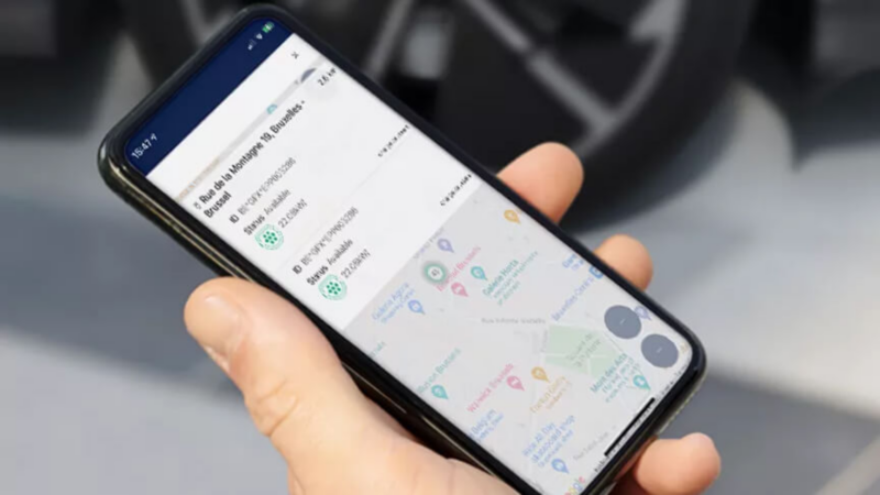 Smartphone avec l’application D’Ieteren Energy ouverte