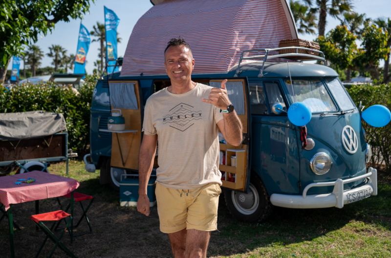 Un hombre de pie delante de una VW T1.
