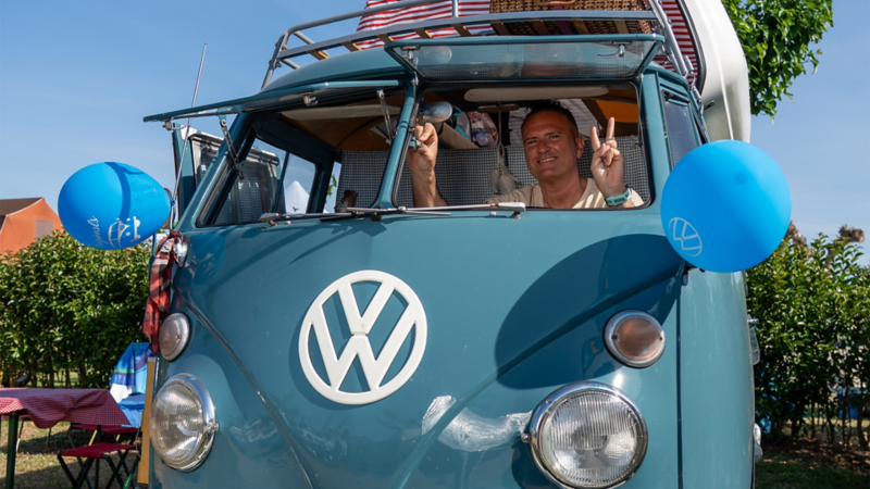 Un hombre sentado en el asiento de conductor de una VW T1.
